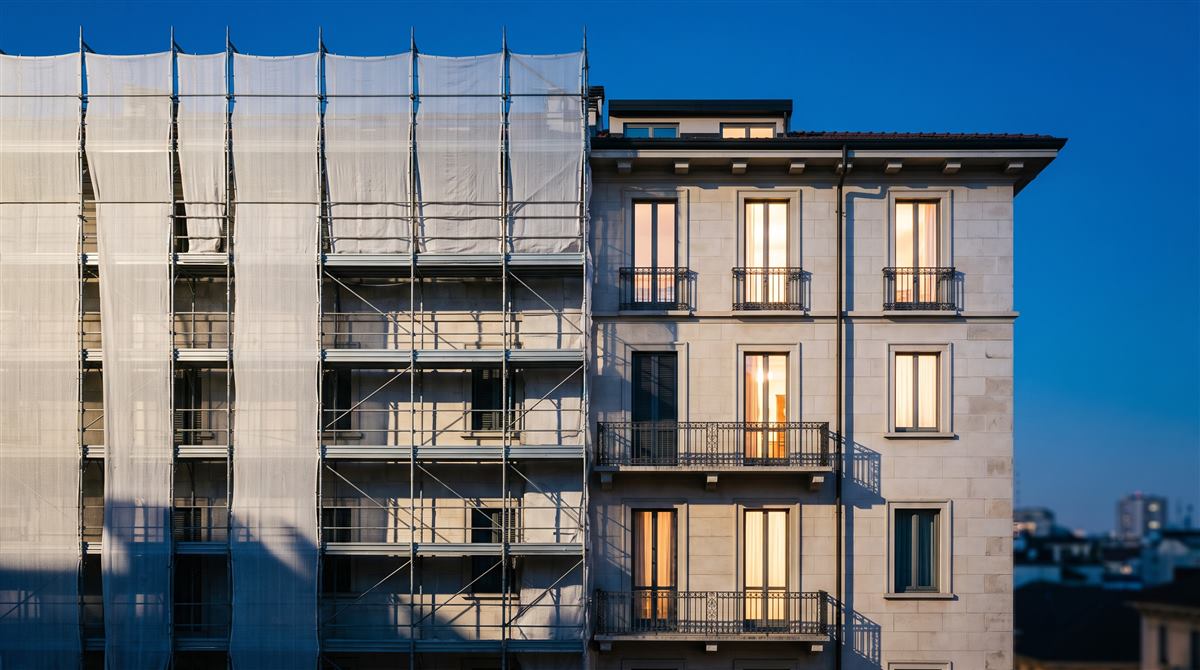 Una facciata in ristrutturazione con il ponteggio